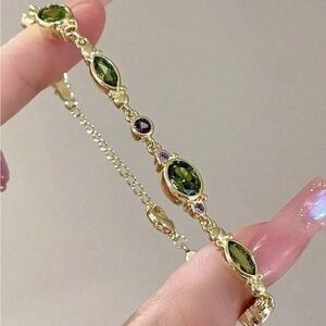 BRAND NEW💚 handmade olive green crystal and gold bracelet